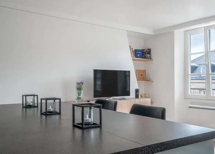 Le Soleil Classe 3 Etoiles Charme & Vue Chapelle Royale דירה